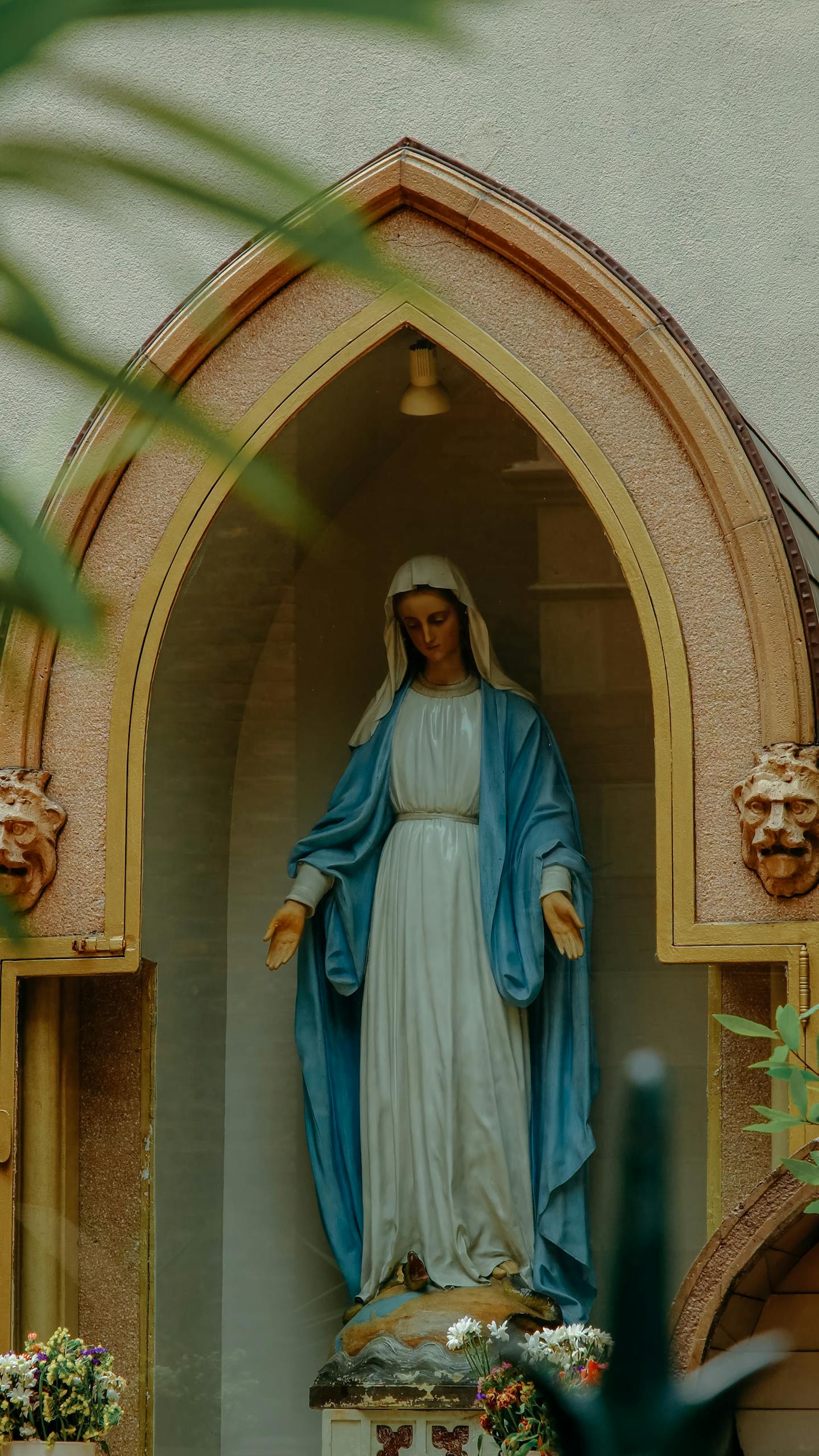 A serene statue of Virgin Mary set in an ornate church archway in Istanbul, Türkiye.